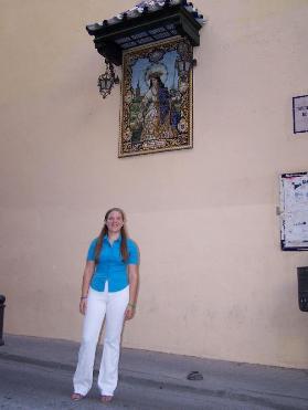 Mercedes ante el azulejo de la Divina Pastora 